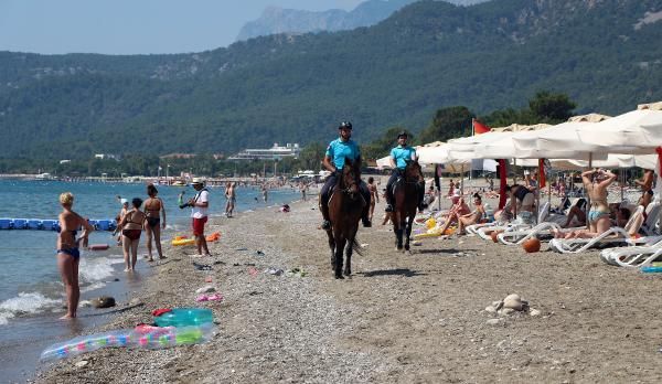 Пляжи туристической Антальи патрулирует конный отряд