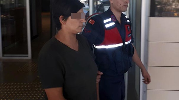 Выбросившую ребенка в мусор мать задержали в Измире