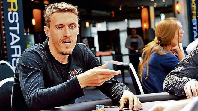 Футболист «Фенербахче» увлекся покером в Лас-Вегасе