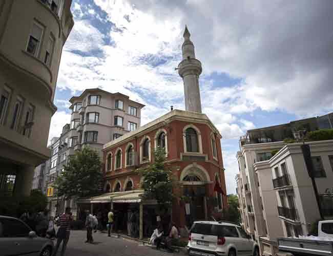 Историческая мечеть в Стамбуле стала приютом для бездомных