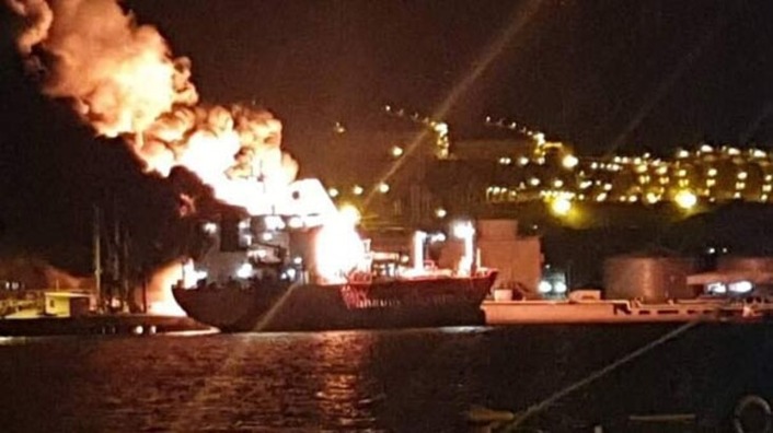 В порту Измира произошел взрыв на грузовом судне (видео)