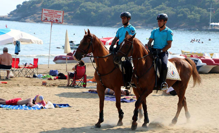 В Измире конная полиция патрулирует туристические маршруты