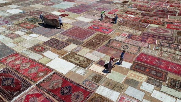 Анталийские мастера «состаривают» ковры на полях