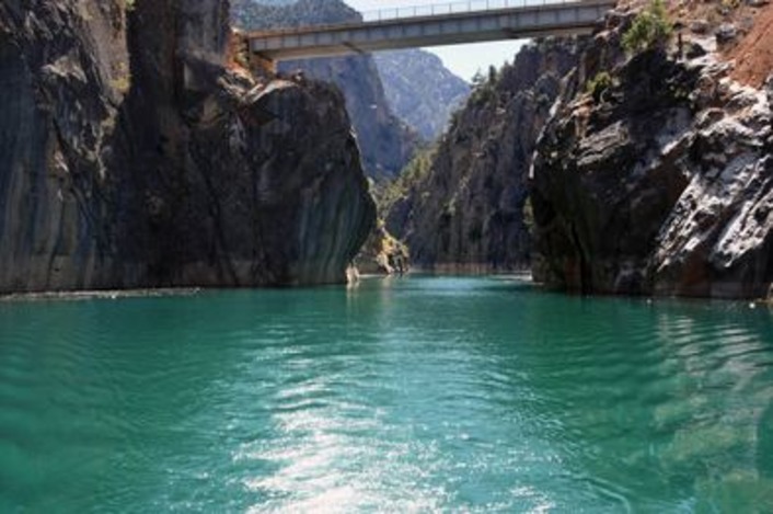 Иностранные туристы в Турции открывают каньон Надире (видео)