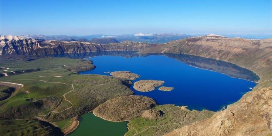 Турецкое озеро Немрут привлекает иностранных туристов