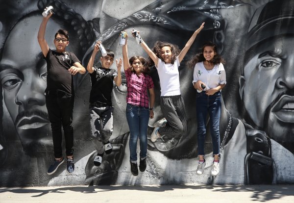 Турецкие школьники украсили Стамбул граффити