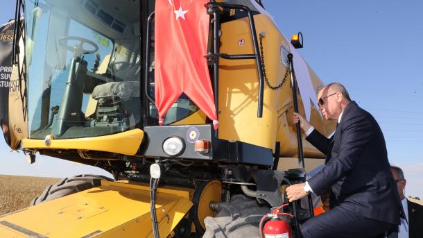 Президент Эрдоган вспахал поле на тракторе