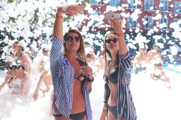 Иностранные туристы в Анталье спасались от жары в аквапарках