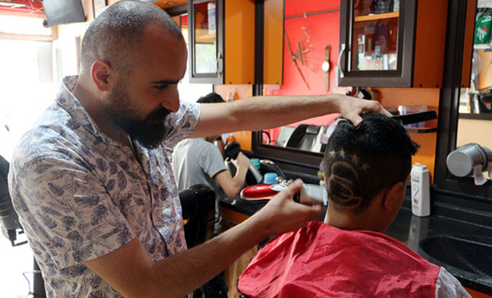 Турецкий парикмахер создает стрижки с логотипами футбольных клубов 