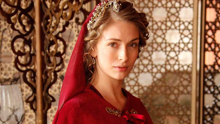 Актриса сериала «Великолепный век»  Ясемин Аллен вернулась в Турцию