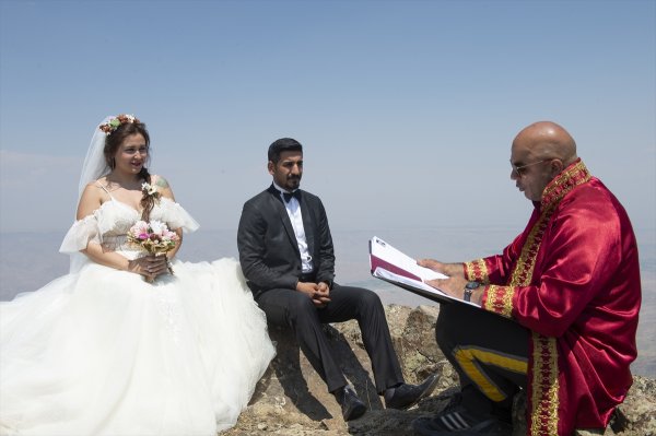 Пара из Ыгдыра поженилась на высоте 2,500 метров