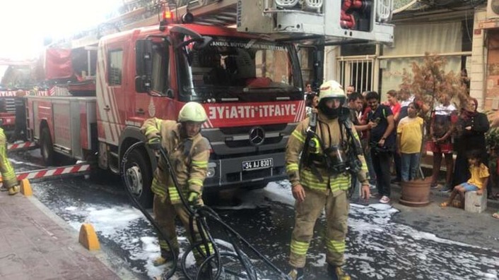 В историческом центре Стамбула загорелся отель