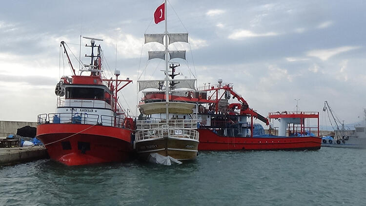 В турецком Синопе сел на мель экскурсионный корабль