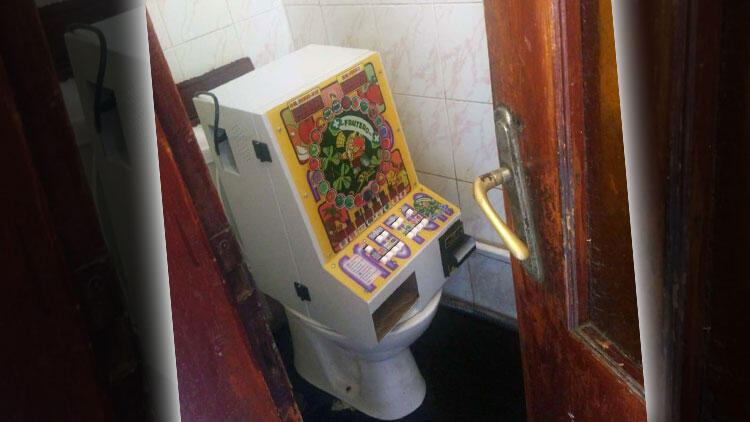 Полиция Эдирне обнаружила нелегальный игровой автомат в туалете 