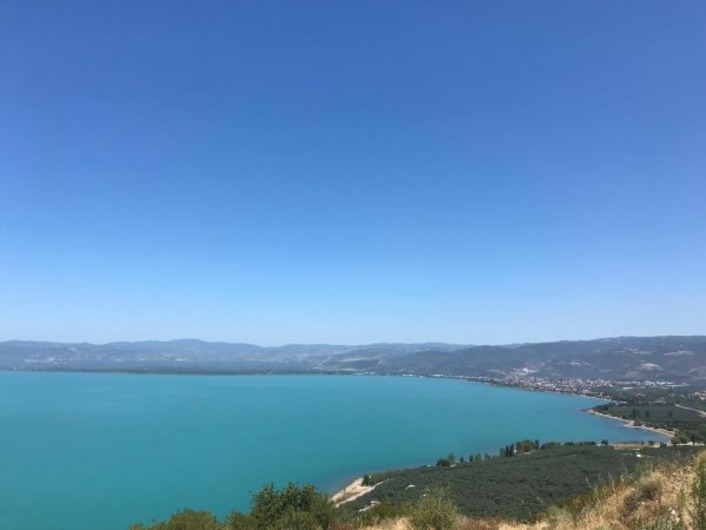 Озеро Изник в Турции стало ярко-бирюзового цвета
