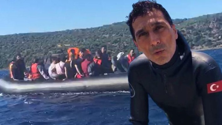 Турецкий спортсмен спас 30 мигрантов в открытом море