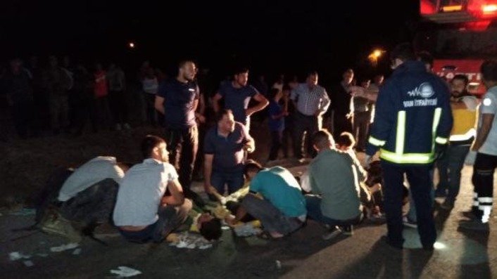 34 беженца пострадали в дорожной аварии в Ване