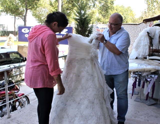 Житель Бурсы раздает малоимущим свадебные платья