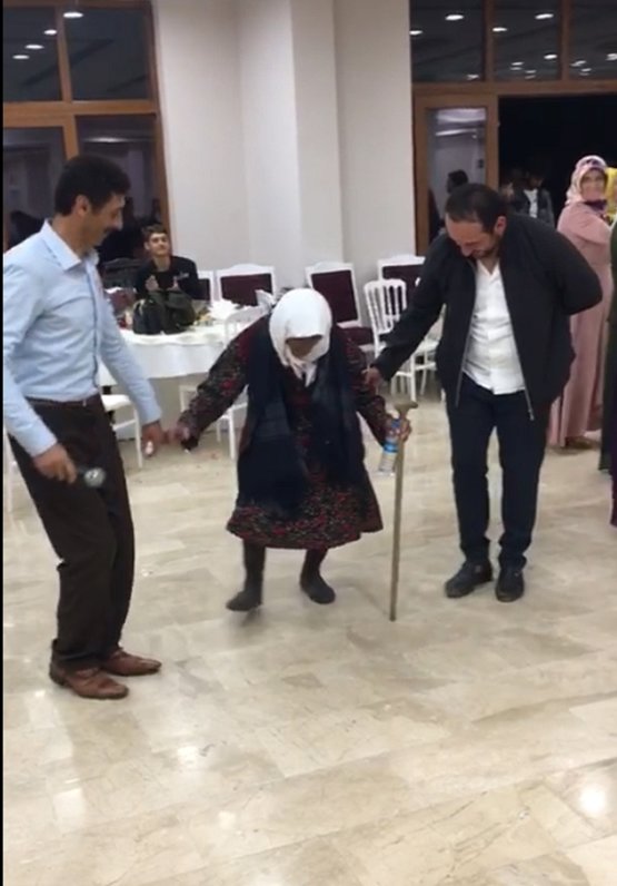На свадьбе в Сивасе 105-летняя бабушка станцевала "халай"