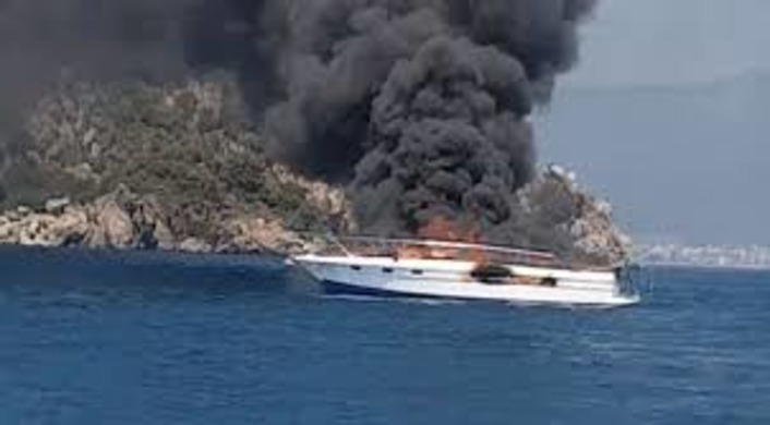 В туристическом Мармарисе сгорела и затонула яхта