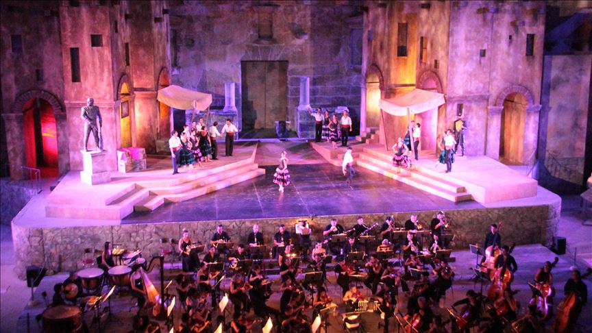 В Анталье опера "Кармен" прошла на сцене античного театра