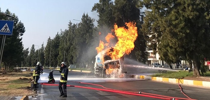 На дороге в Анталье горит автоцистерна с газом