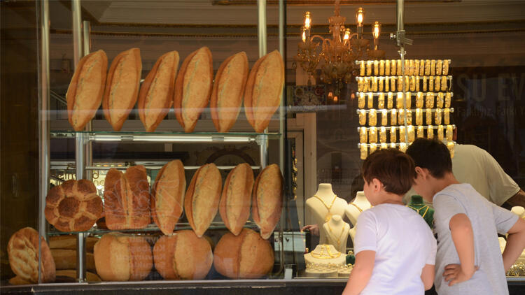 Жители Орду покупают хлеб в ювелирном магазине
