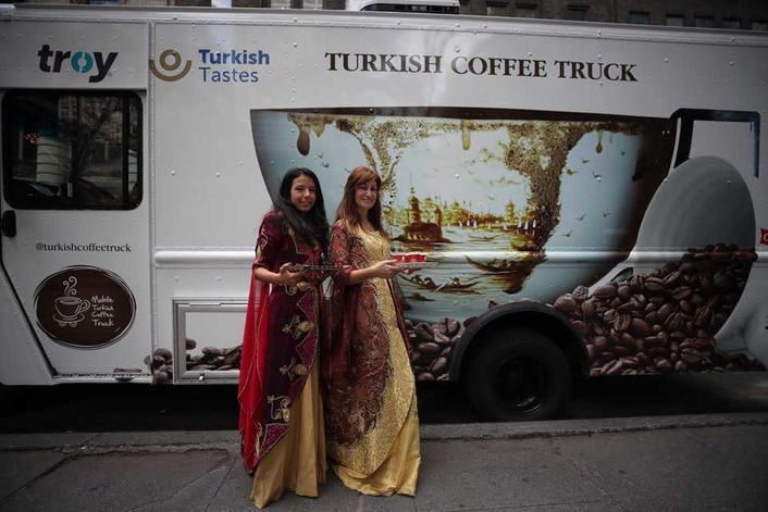 Турецкая «кофейня на колесах» начала тур за океаном