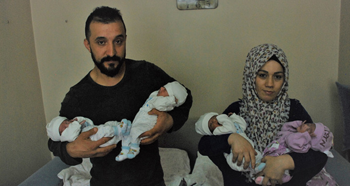 У турецкой пары после 12-летнего ожидания родились четверняшки