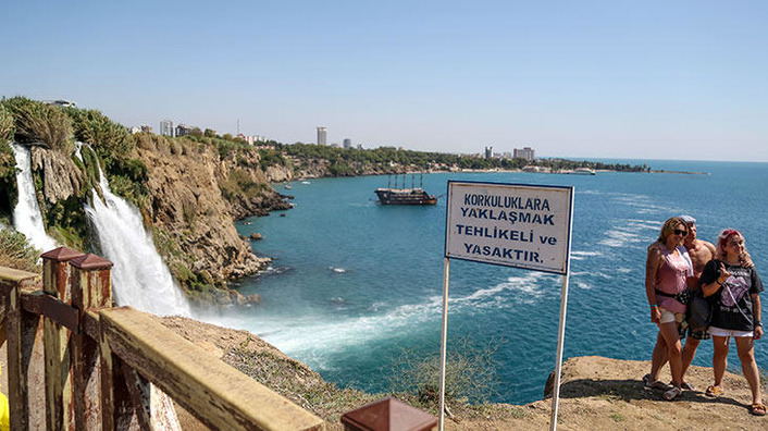 Иностранные туристы в Анталье рискуют жизнью ради селфи