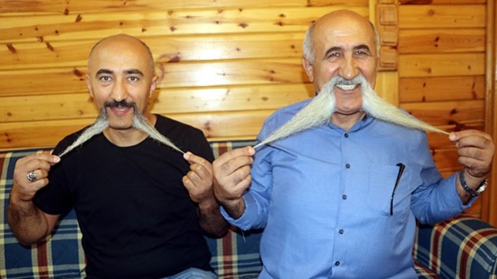В Турции отец и сын 20 лет отращивают усы