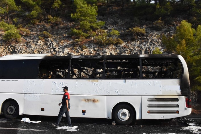 На дороге Мугла-Анталья загорелся пассажирский автобус