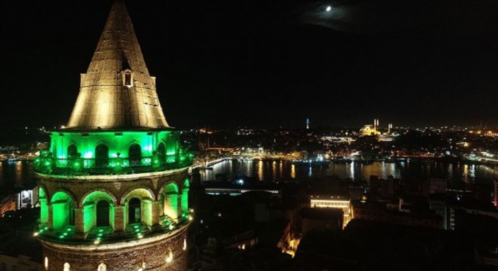 Древняя башня и мосты Стамбула сияли зелеными огнями (видео)