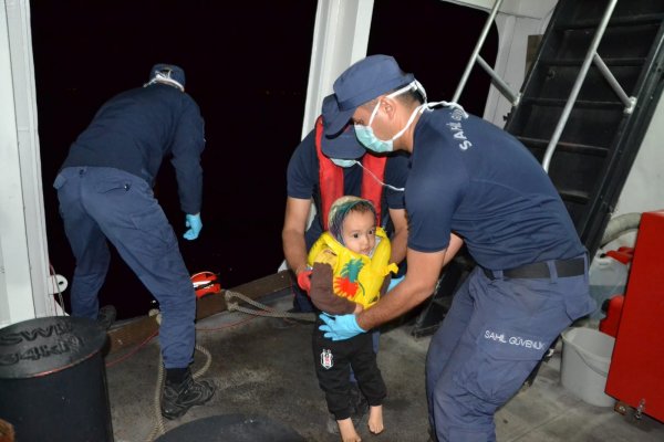 В Измире задержали 263 мигранта с маленькими детьми