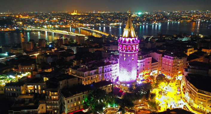 Древние башни Стамбула засверкали яркими огнями (видео)