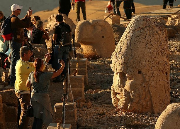 Каменные фигуры в Адыямане привлекают иностранных туристов