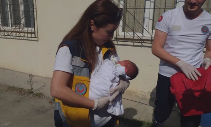 Новорожденного ребенка оставили возле мусорного бака в Бурсе