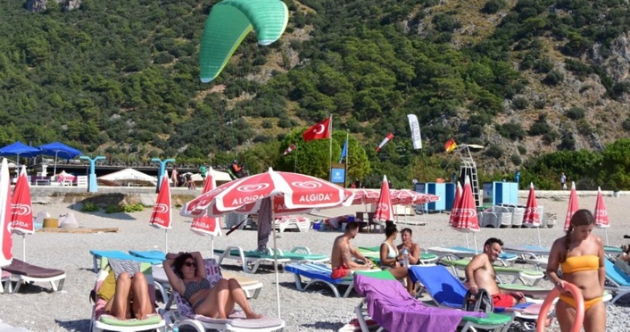 В конце октября пляжи турецкого Фетхие заполнили туристы