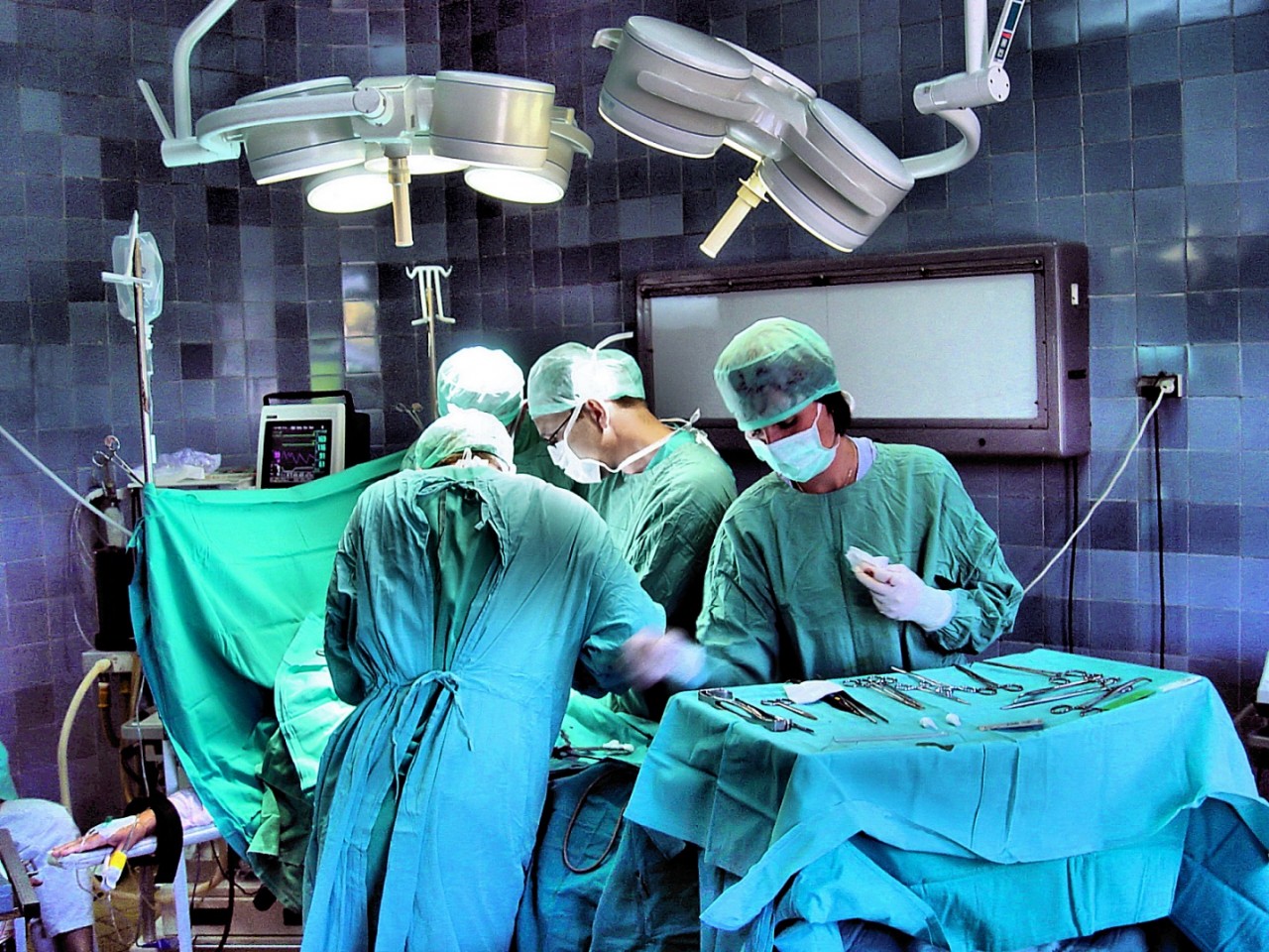 Турецкие хирурги забыли в теле пациентки полкилограмма марли