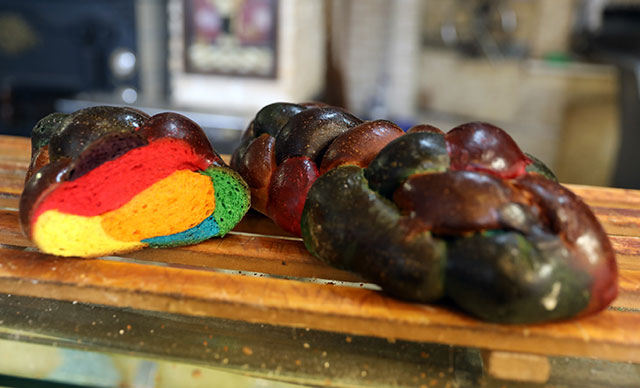 Пекарь из Бурсы продает разноцветный хлеб