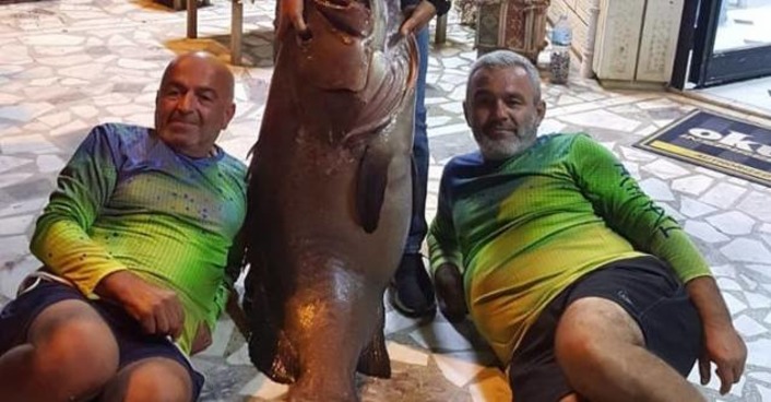 В Анталье рыбаки-любители поймали гигантского окуня