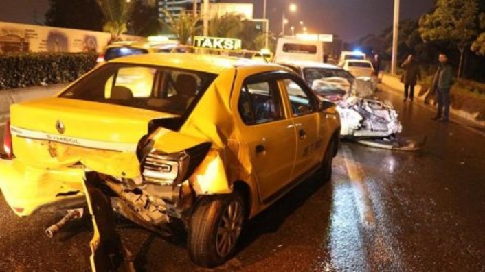 В массовом ДТП столкнулись 6 автомобилей в центе Измира