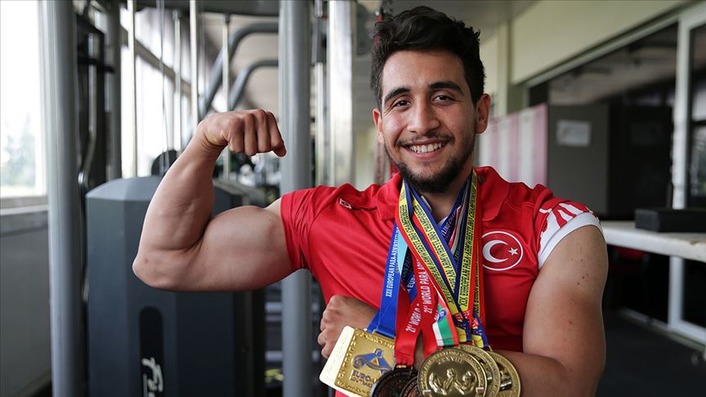 Турецкий спортсмен стал чемпионом мира по пара-армрестлингу