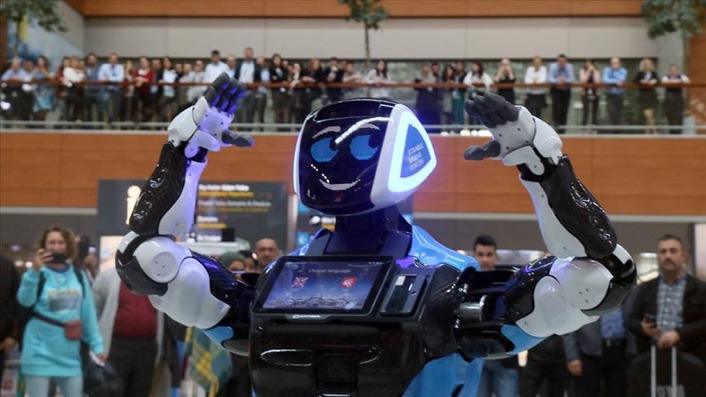Аэропорт Сабихи Гёкчен «обживает» новый робот-консультант