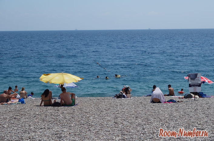 Пляжи Антальи в ноябре заполнили иностранные туристы