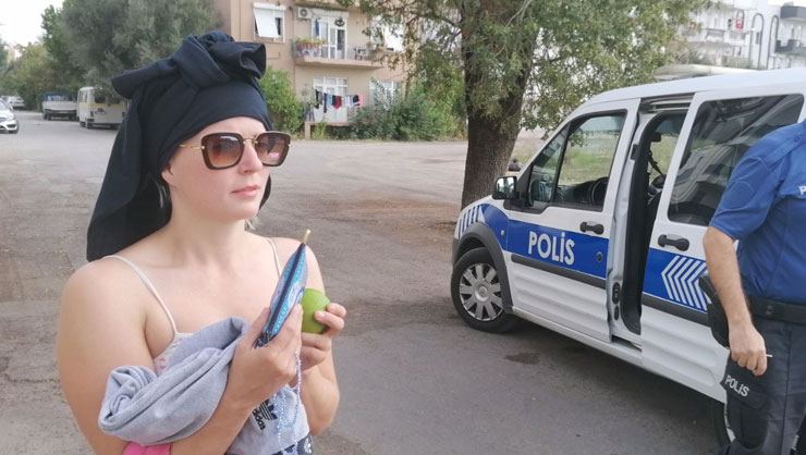 Ворующая фрукты обнаженная туристка задержана в Анталии