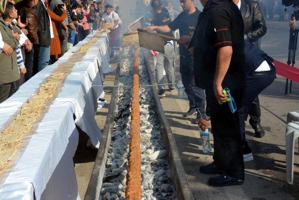 Самый длинный в мире шашлык приготовили в Турции