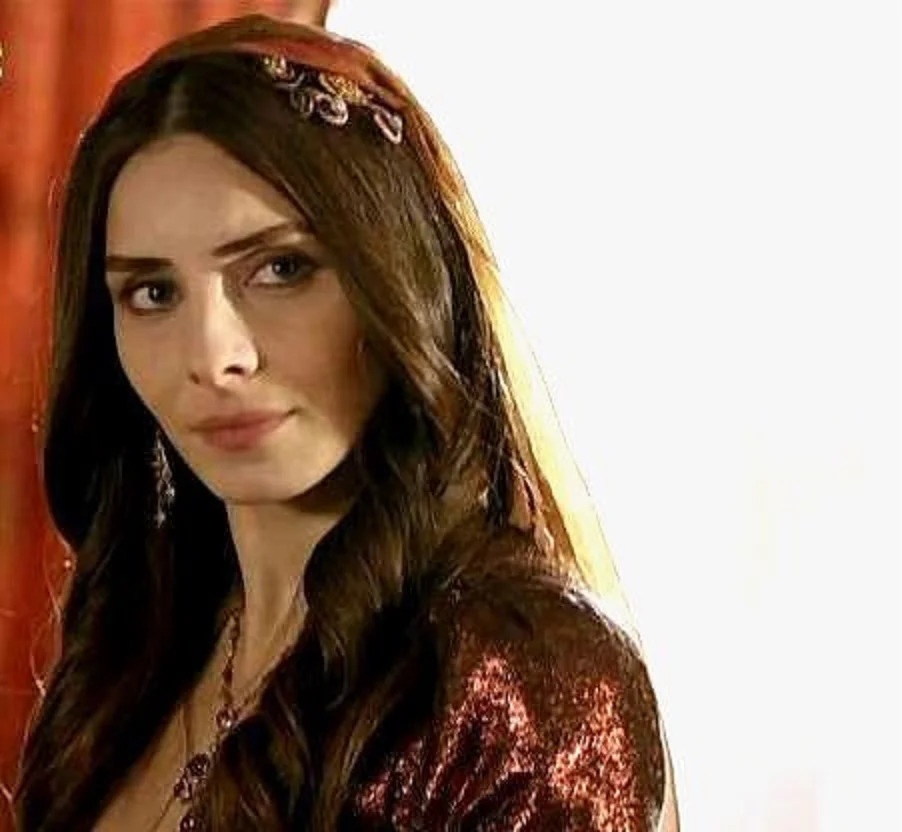 Турецкая актриса Озге Улусой рассказала о связи с известным олигархом