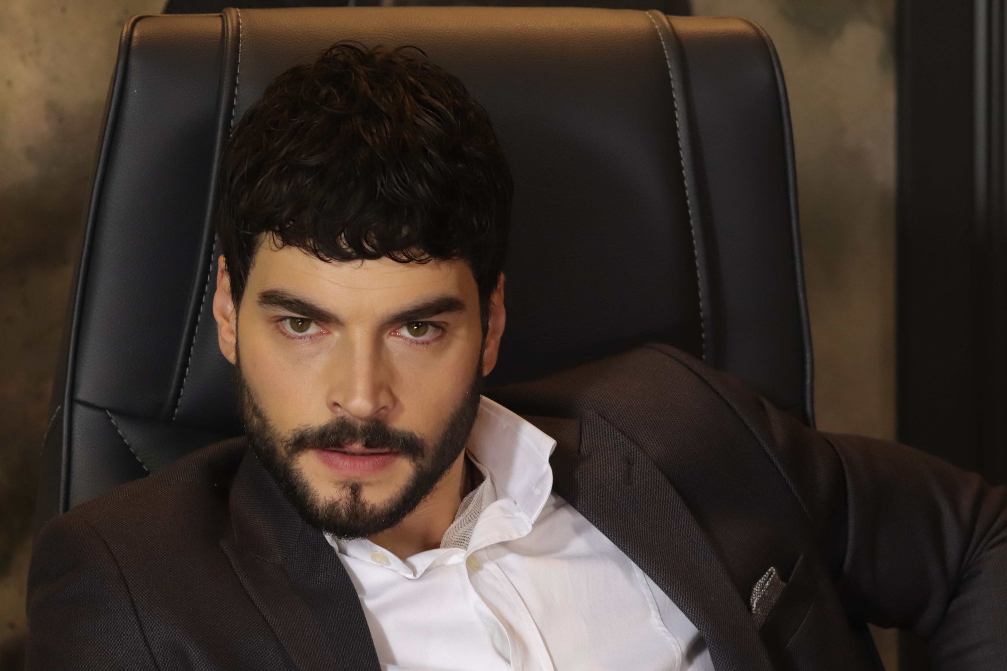 «Самый красивый турецкий актер» впервые показал избранницу