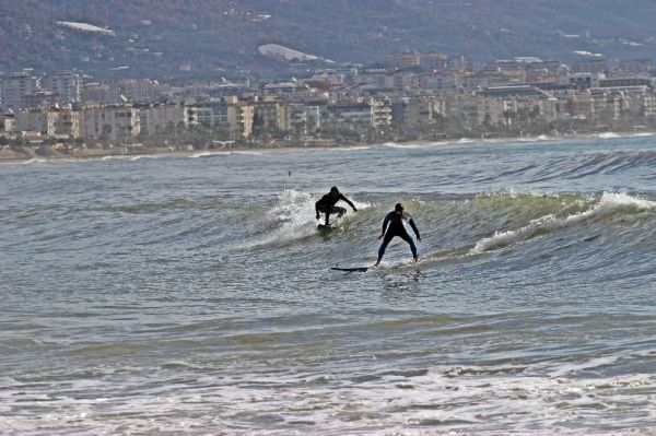 Жители Антальи предпочитают зимний серфинг